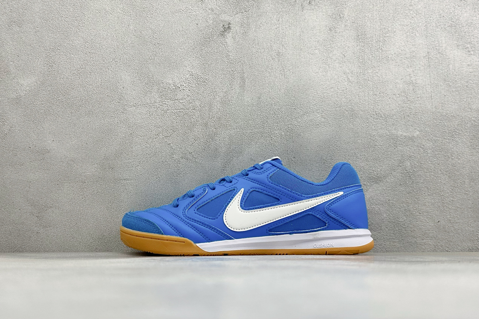 NIKE GATO 低帮生活休闲鞋 透气网布眼融入皮革，织和物合成材质覆面，营造21世初纪的畅跑美学概念。泡棉中底盈轻缓
