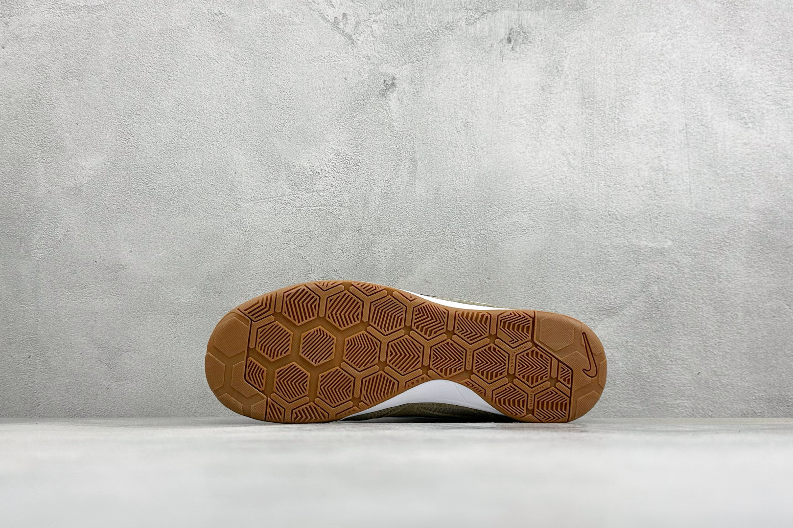 NIKE GATO 低帮生活休闲鞋 透气网布眼融入皮革，织和物合成材质覆面，营造21世初纪的畅跑美学概念。泡棉中底盈轻缓