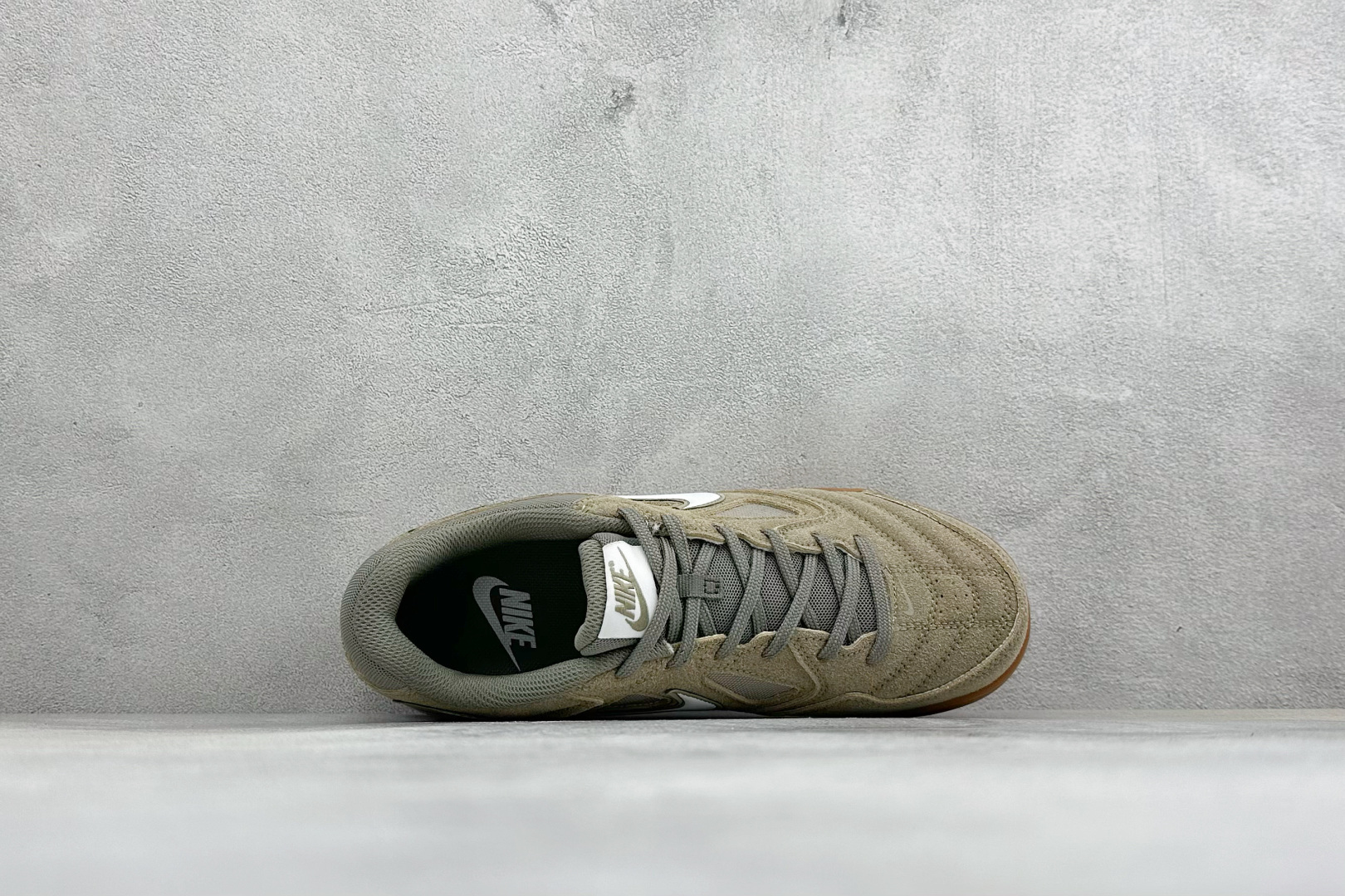 NIKE GATO 低帮生活休闲鞋 透气网布眼融入皮革，织和物合成材质覆面，营造21世初纪的畅跑美学概念。泡棉中底盈轻缓