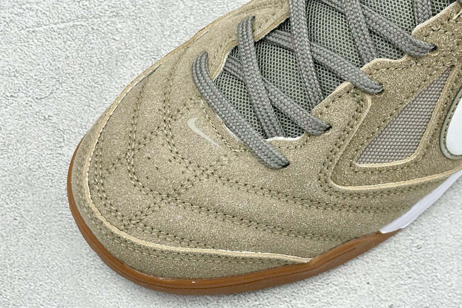 NIKE GATO 低帮生活休闲鞋 透气网布眼融入皮革，织和物合成材质覆面，营造21世初纪的畅跑美学概念。泡棉中底盈轻缓