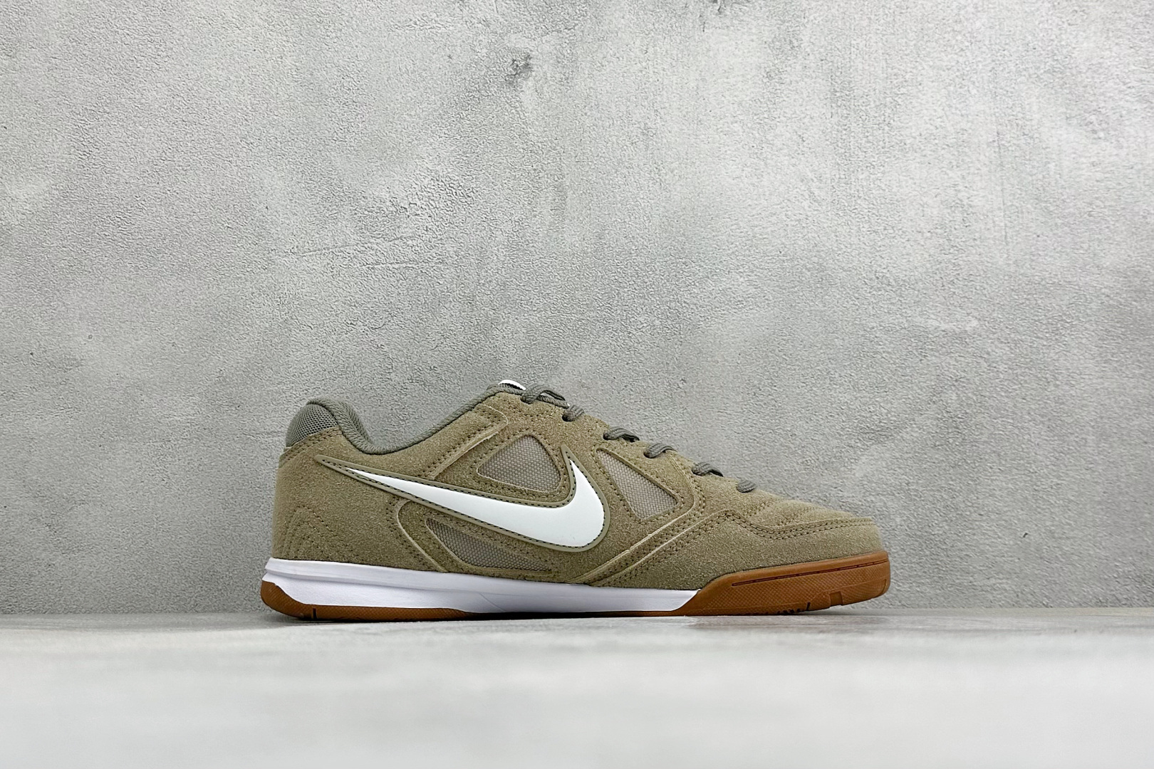 NIKE GATO 低帮生活休闲鞋 透气网布眼融入皮革，织和物合成材质覆面，营造21世初纪的畅跑美学概念。泡棉中底盈轻缓