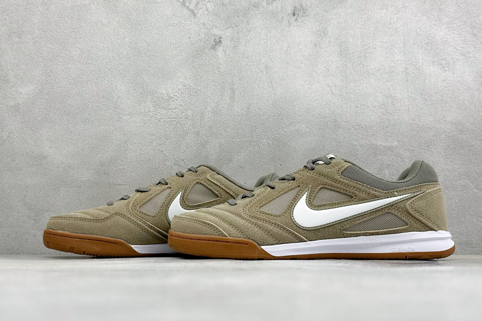 NIKE GATO 低帮生活休闲鞋 透气网布眼融入皮革，织和物合成材质覆面，营造21世初纪的畅跑美学概念。泡棉中底盈轻缓