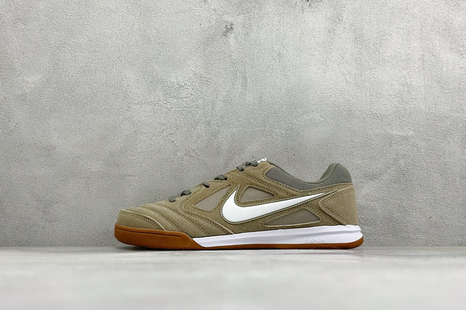 NIKE GATO 低帮生活休闲鞋 透气网布眼融入皮革，织和物合成材质覆面，营造21世初纪的畅跑美学概念。泡棉中底盈轻缓