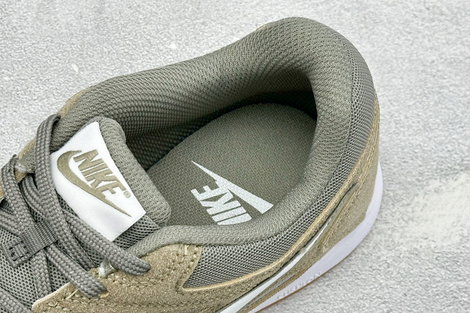 NIKE GATO 低帮生活休闲鞋 透气网布眼融入皮革，织和物合成材质覆面，营造21世初纪的畅跑美学概念。泡棉中底盈轻缓