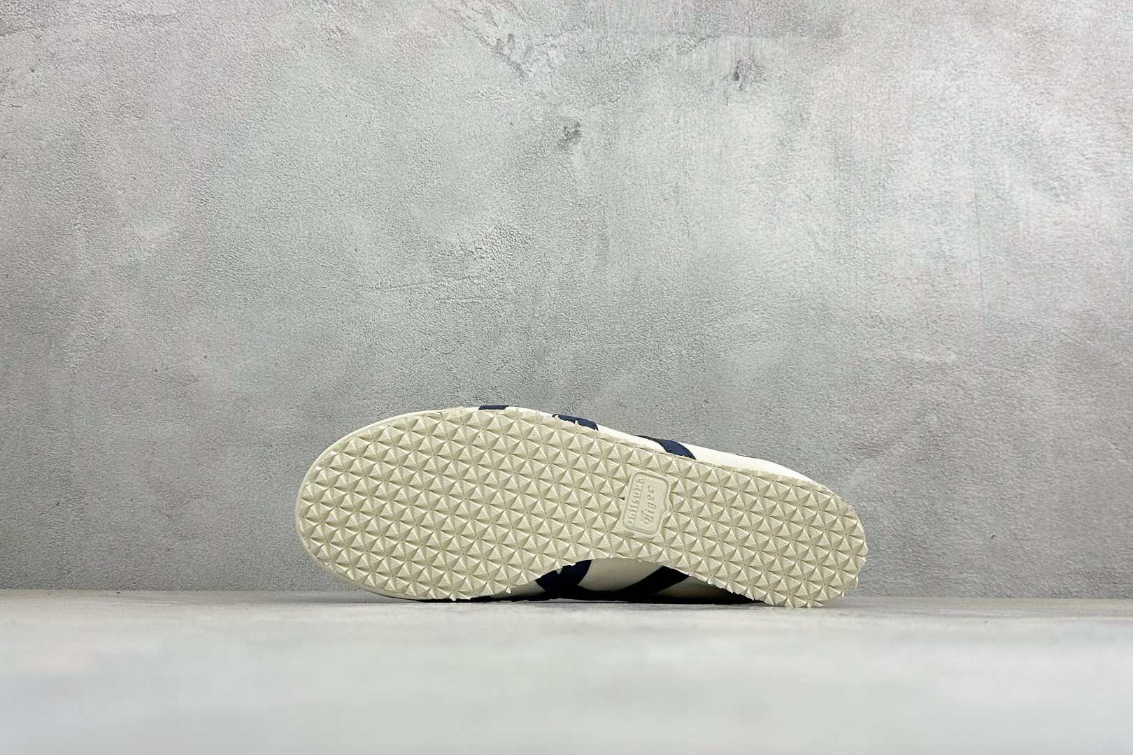 FS版MEXICO 66 SLIP-ON 亚瑟士复古低帮休闲跑鞋 TOKUTEN的灵感来源于80年代的室内用鞋 T-TO FS版MEXICO 66 SLIP-ON 亚瑟士复古低帮休闲跑鞋 TOKUTEN的灵感来源于80年代的室内用鞋 T-TO