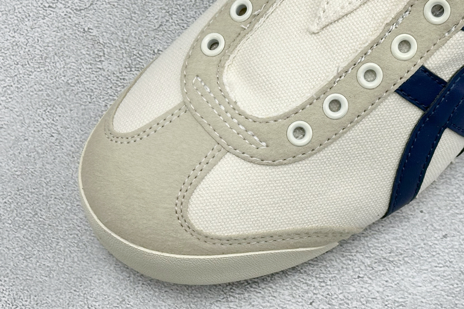 FS版MEXICO 66 SLIP-ON 亚瑟士复古低帮休闲跑鞋 TOKUTEN的灵感来源于80年代的室内用鞋 T-TO FS版MEXICO 66 SLIP-ON 亚瑟士复古低帮休闲跑鞋 TOKUTEN的灵感来源于80年代的室内用鞋 T-TO