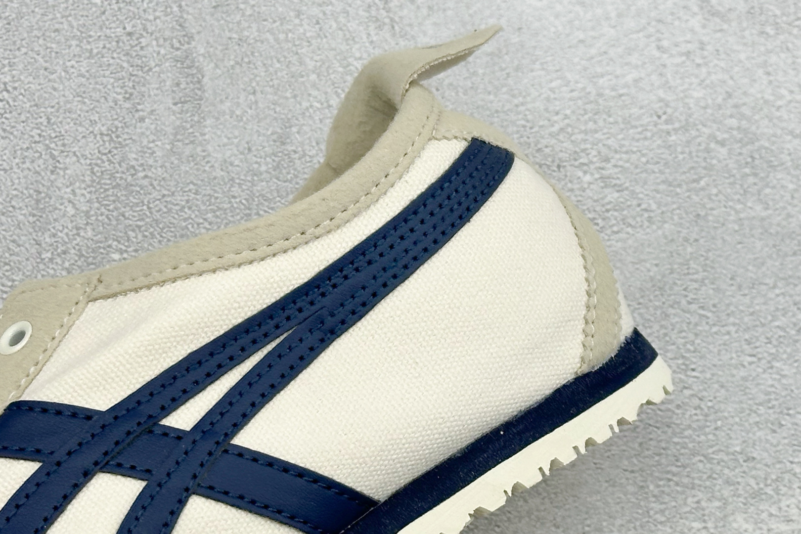 FS版MEXICO 66 SLIP-ON 亚瑟士复古低帮休闲跑鞋 TOKUTEN的灵感来源于80年代的室内用鞋 T-TO FS版MEXICO 66 SLIP-ON 亚瑟士复古低帮休闲跑鞋 TOKUTEN的灵感来源于80年代的室内用鞋 T-TO