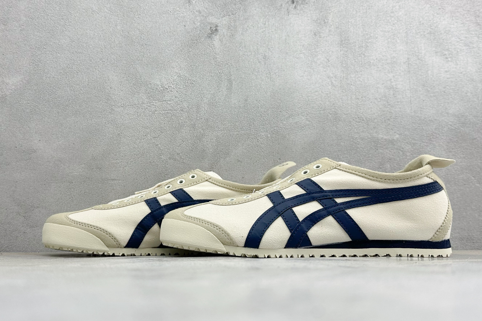 FS版MEXICO 66 SLIP-ON 亚瑟士复古低帮休闲跑鞋 TOKUTEN的灵感来源于80年代的室内用鞋 T-TO FS版MEXICO 66 SLIP-ON 亚瑟士复古低帮休闲跑鞋 TOKUTEN的灵感来源于80年代的室内用鞋 T-TO