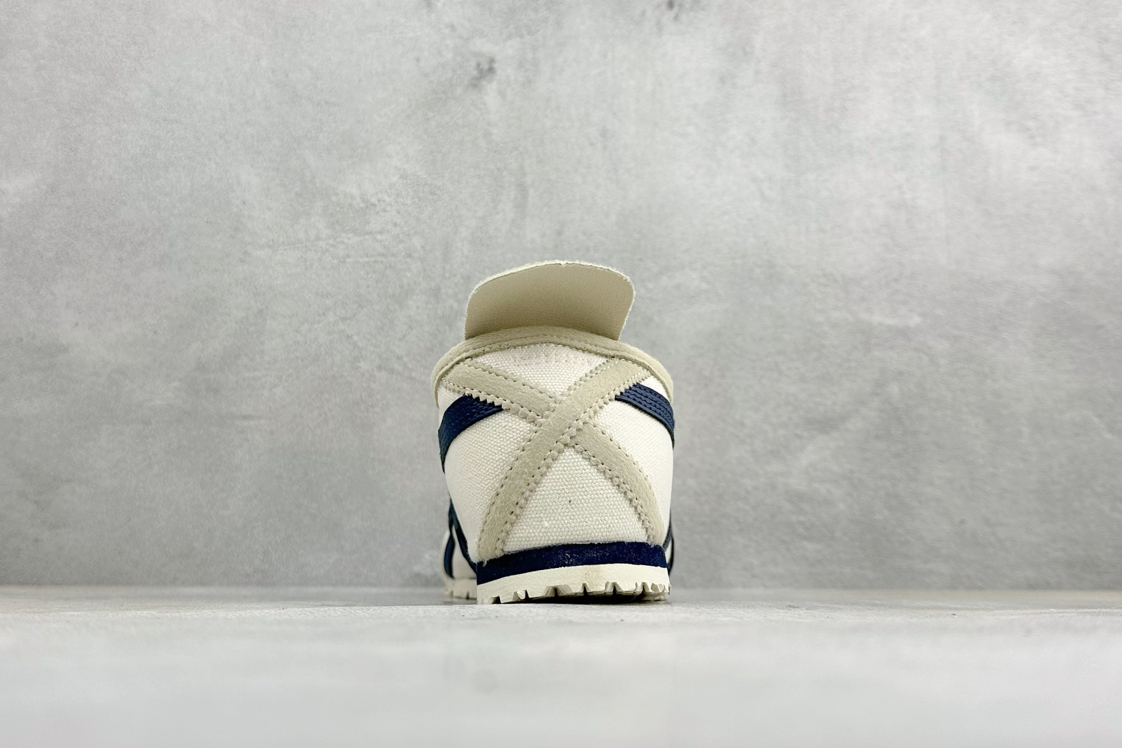 FS版MEXICO 66 SLIP-ON 亚瑟士复古低帮休闲跑鞋 TOKUTEN的灵感来源于80年代的室内用鞋 T-TO FS版MEXICO 66 SLIP-ON 亚瑟士复古低帮休闲跑鞋 TOKUTEN的灵感来源于80年代的室内用鞋 T-TO