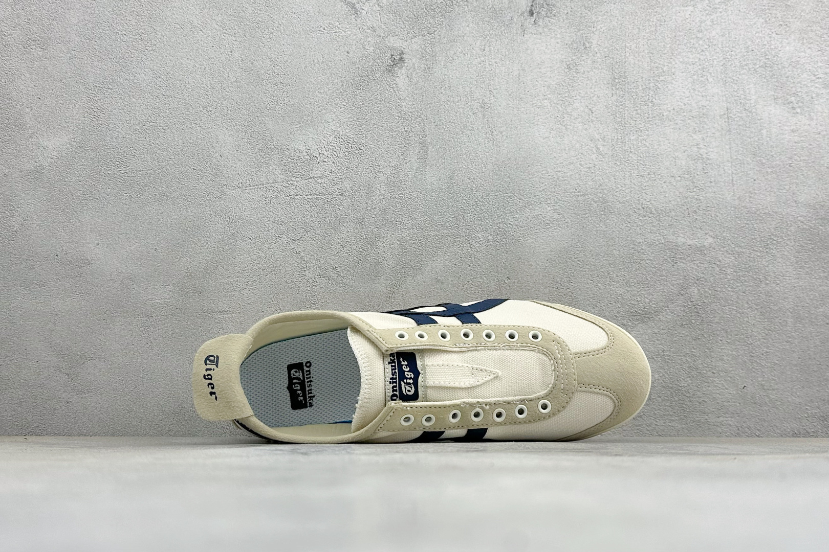 FS版MEXICO 66 SLIP-ON 亚瑟士复古低帮休闲跑鞋 TOKUTEN的灵感来源于80年代的室内用鞋 T-TO FS版MEXICO 66 SLIP-ON 亚瑟士复古低帮休闲跑鞋 TOKUTEN的灵感来源于80年代的室内用鞋 T-TO