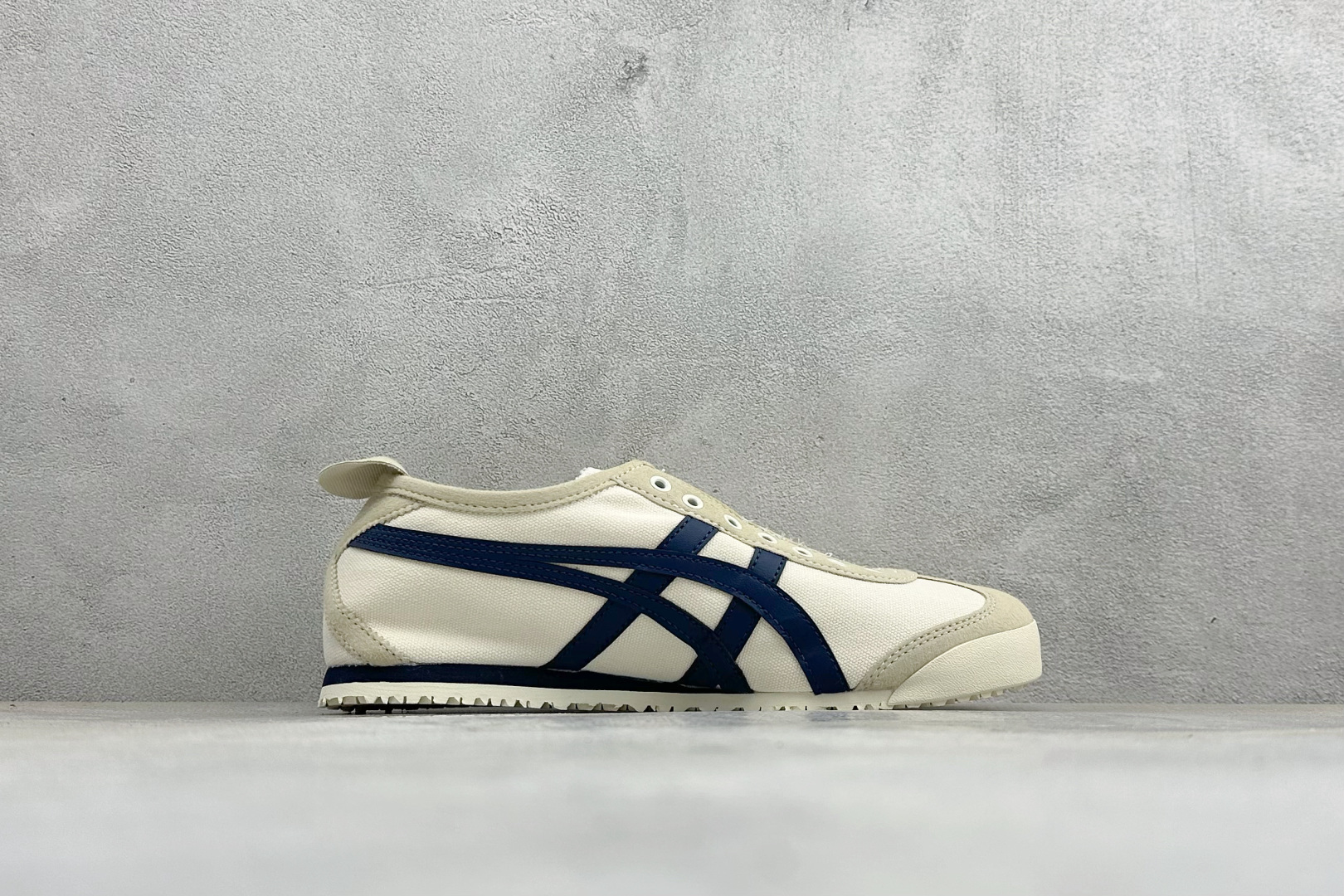 FS版MEXICO 66 SLIP-ON 亚瑟士复古低帮休闲跑鞋 TOKUTEN的灵感来源于80年代的室内用鞋 T-TO FS版MEXICO 66 SLIP-ON 亚瑟士复古低帮休闲跑鞋 TOKUTEN的灵感来源于80年代的室内用鞋 T-TO