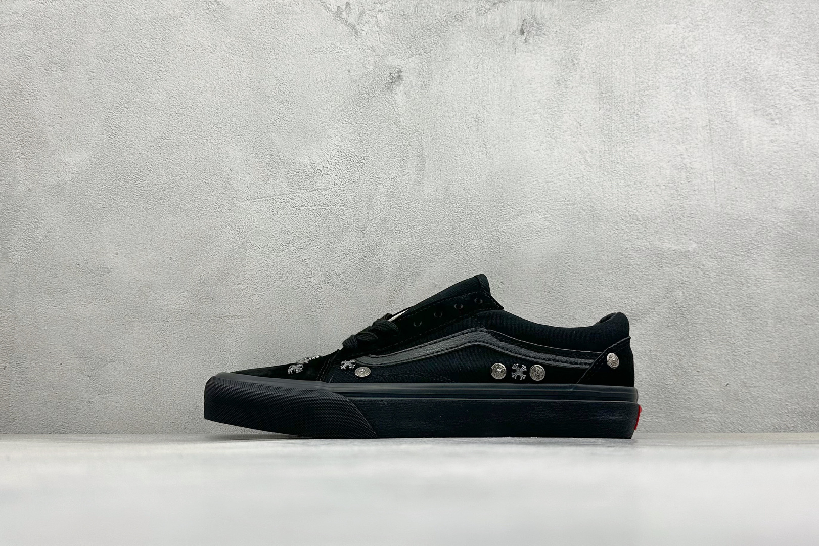 Vans Old Skool 克罗心 暗黑铆钉 全黑麂皮拼接帆布材质 自带复古质感 鞋身搭配可拆卸银色克罗心十字金属饰扣