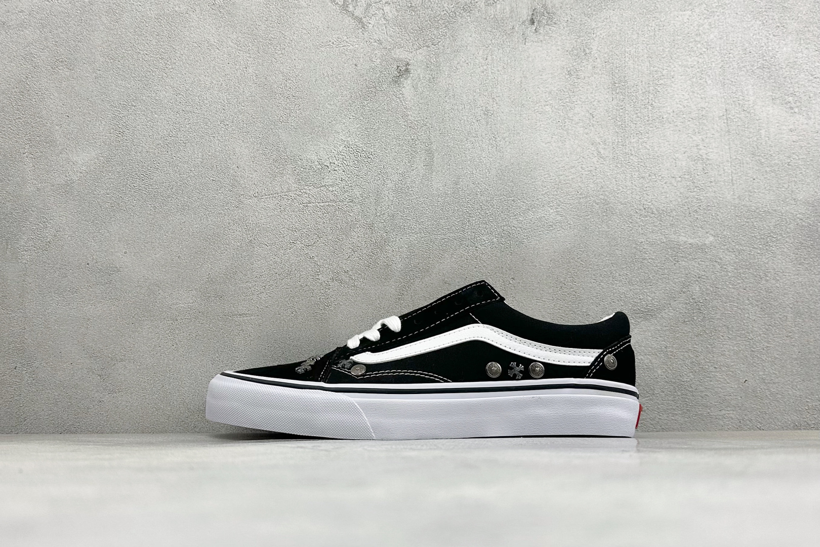 Vans Old Skool 克罗心铆钉 采用麂皮拼接帆布材质 自带复古质感 鞋身搭配可拆卸银色克罗心十字金属饰扣 经典