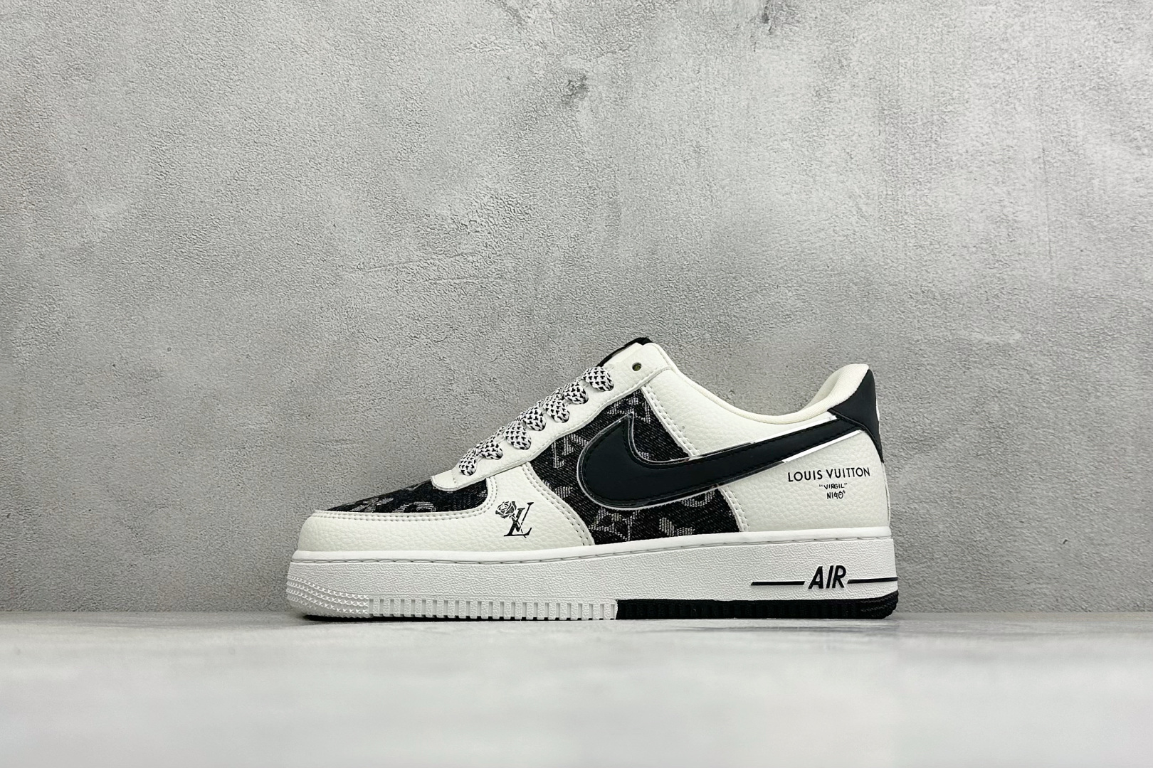 轻奢格调 吸睛登场AIR FORCE 1 空军一号低帮休闲板鞋，高级黑白配色，鞋面拼接老花提花织物，复古轻奢氛围感直接拉