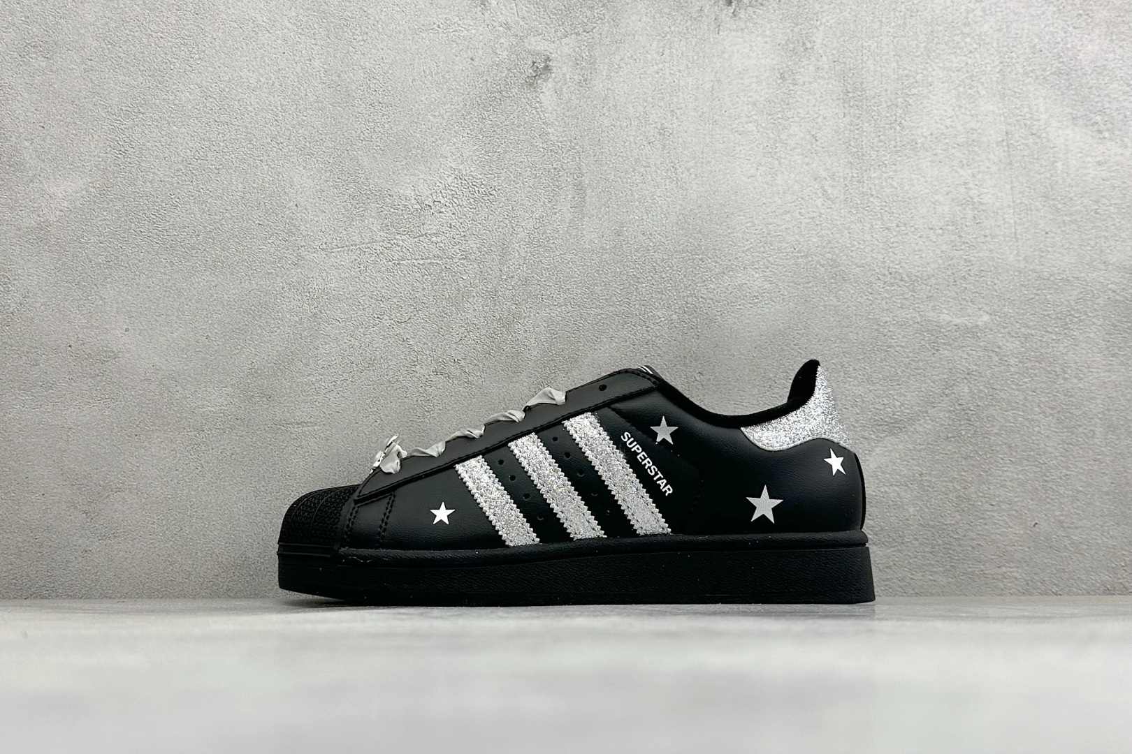 Adidas Originals SUPERSTAR W 贝壳头系列 三叶草低帮经典百搭休闲运动板鞋 货号：JH9977
