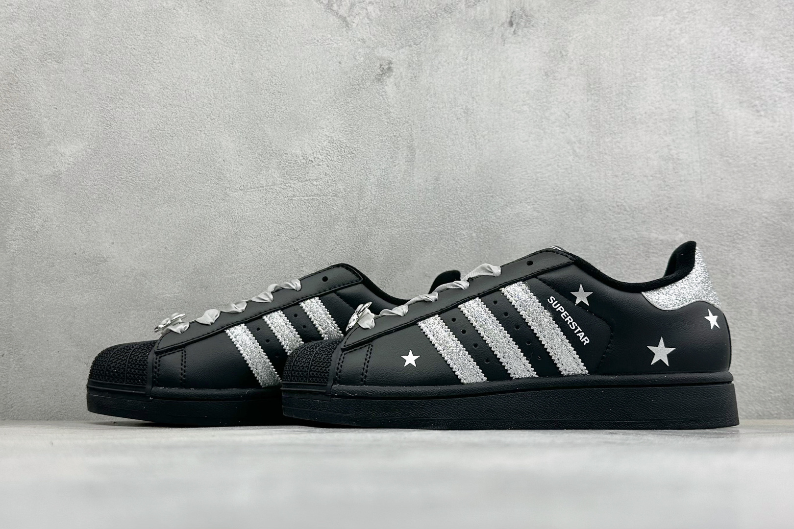 Adidas Originals SUPERSTAR W 贝壳头系列 三叶草低帮经典百搭休闲运动板鞋 货号：JH9977