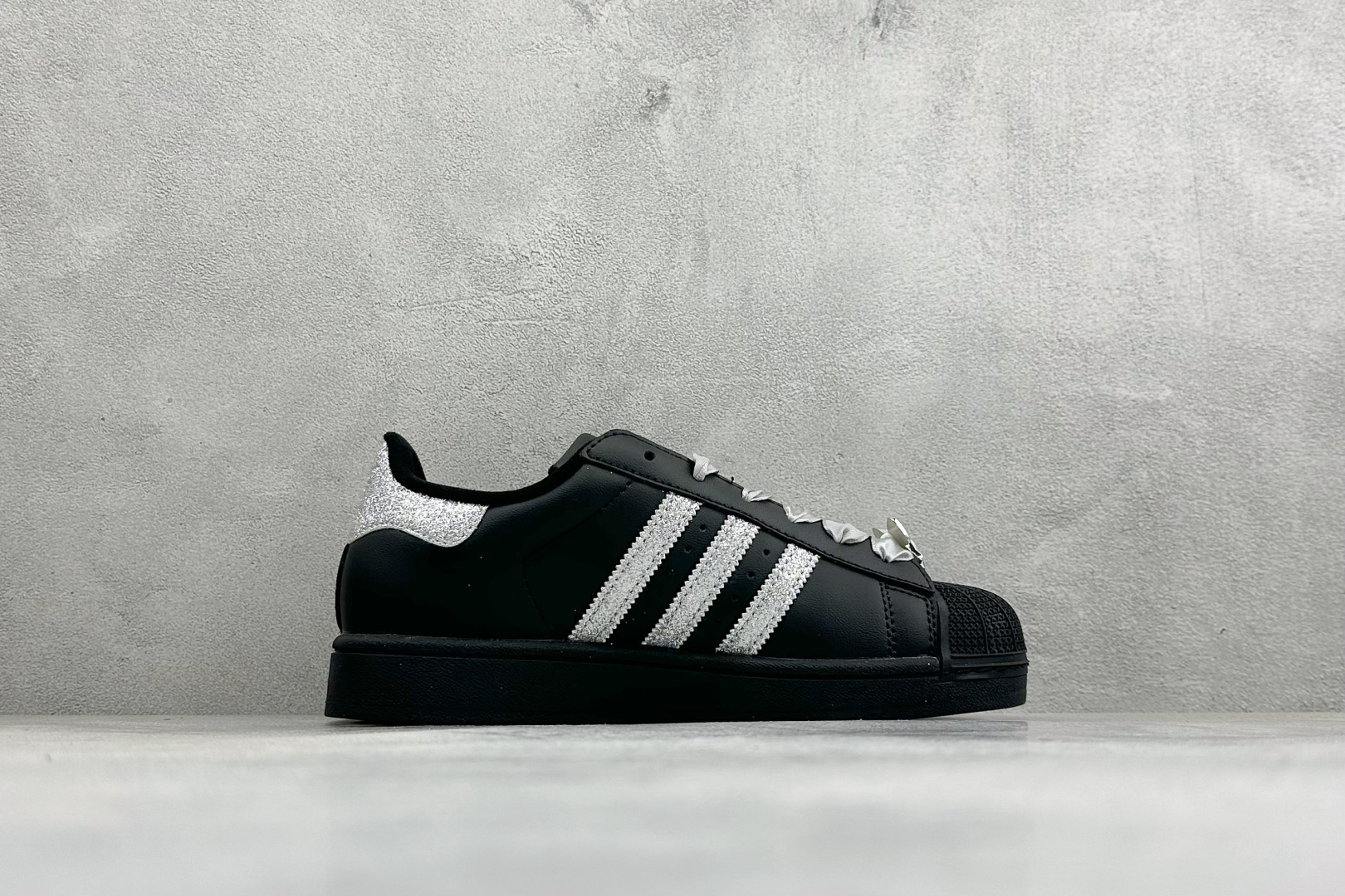 Adidas Originals SUPERSTAR W 贝壳头系列 三叶草低帮经典百搭休闲运动板鞋 货号：JH9977