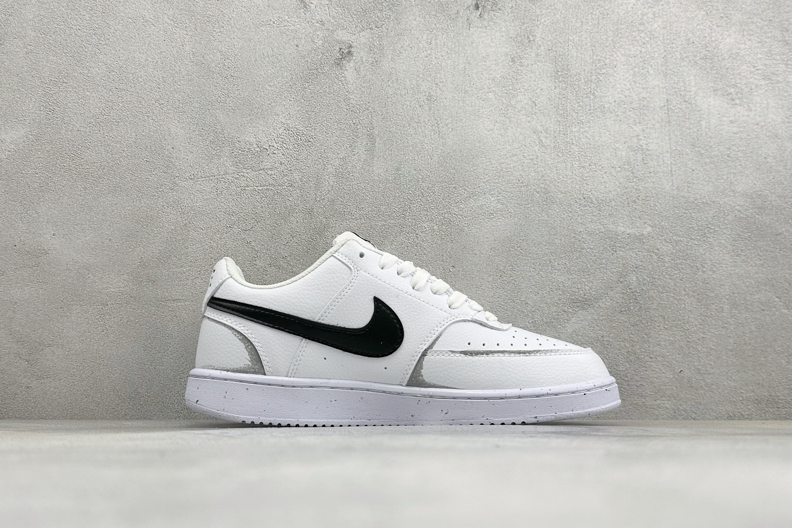 Nike Court Vision Low 手绘涂鸦 休闲运动板鞋 低帮百搭透气休闲运动板鞋，经典耐用的设计，兼顾舒适脚