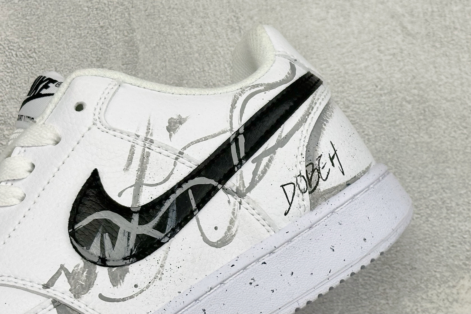 Nike Court Vision Low 手绘涂鸦 休闲运动板鞋 低帮百搭透气休闲运动板鞋，经典耐用的设计，兼顾舒适脚