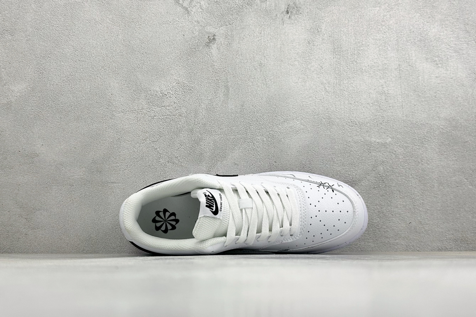 Nike Court Vision Low 手绘涂鸦 休闲运动板鞋 低帮百搭透气休闲运动板鞋，经典耐用的设计，兼顾舒适脚