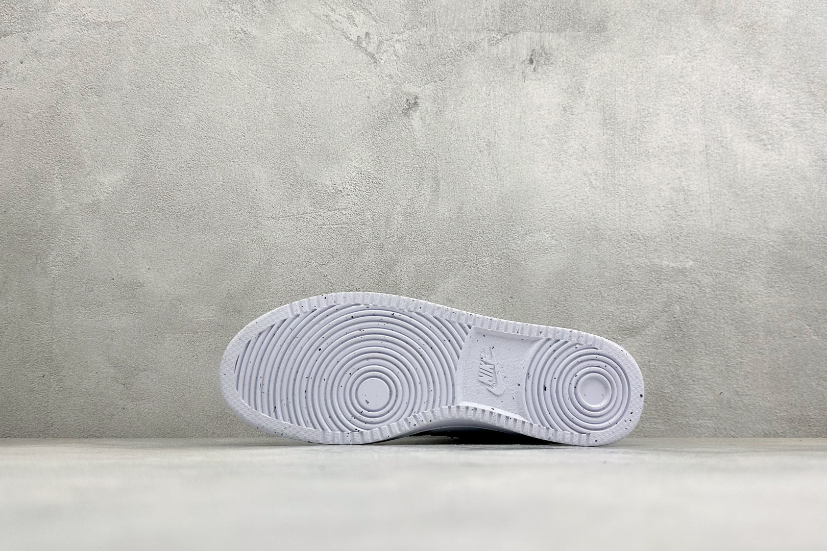 Nike Court Vision Low 手绘涂鸦 休闲运动板鞋 低帮百搭透气休闲运动板鞋，经典耐用的设计，兼顾舒适脚