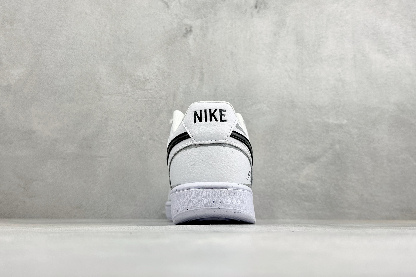 Nike Court Vision Low 手绘涂鸦 休闲运动板鞋 低帮百搭透气休闲运动板鞋，经典耐用的设计，兼顾舒适脚