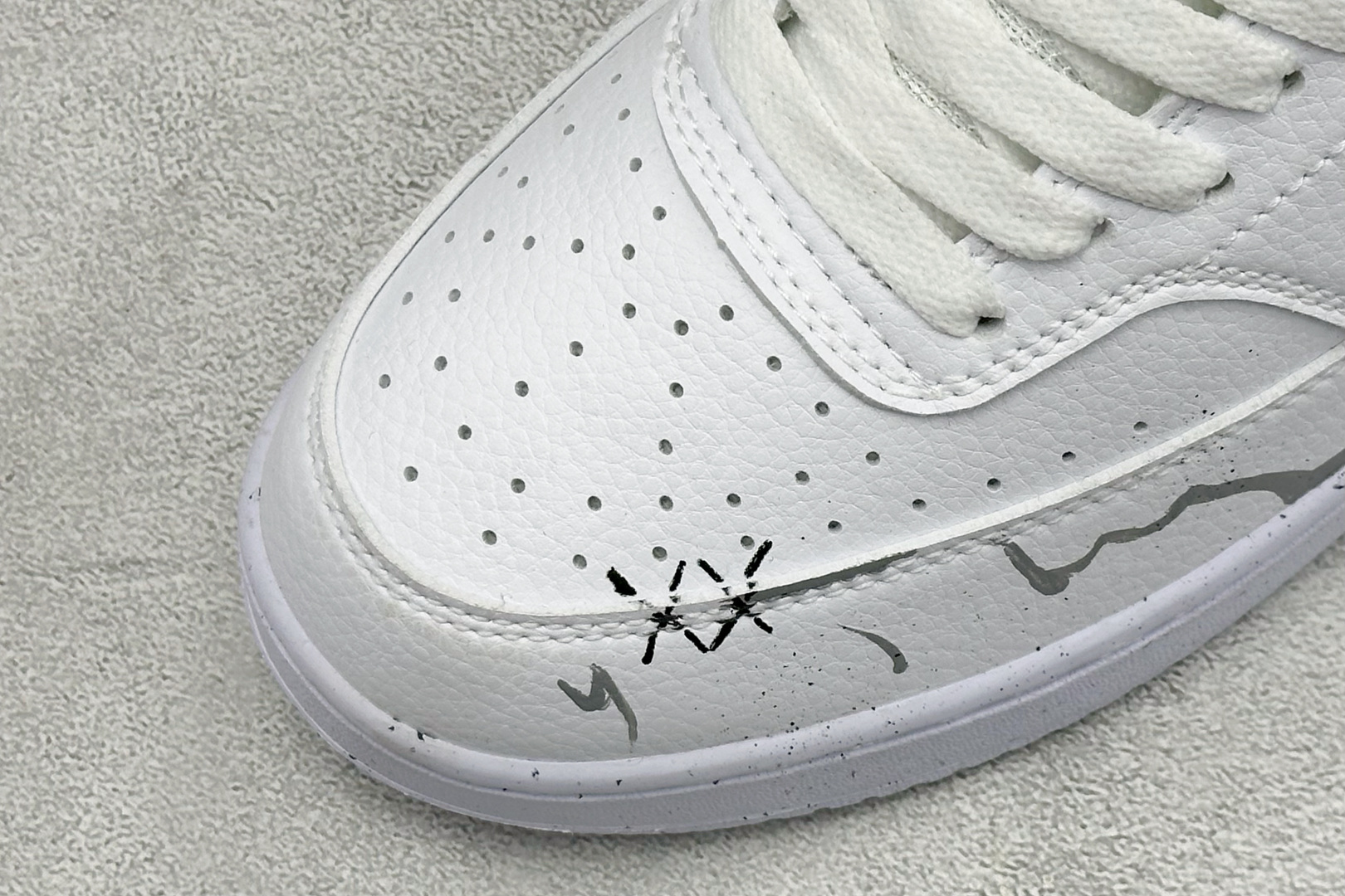 Nike Court Vision Low 手绘涂鸦 休闲运动板鞋 低帮百搭透气休闲运动板鞋，经典耐用的设计，兼顾舒适脚