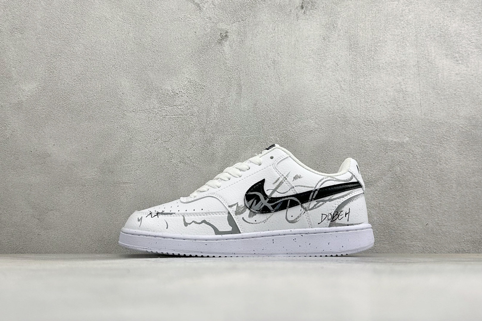 Nike Court Vision Low 手绘涂鸦 休闲运动板鞋 低帮百搭透气休闲运动板鞋，经典耐用的设计，兼顾舒适脚
