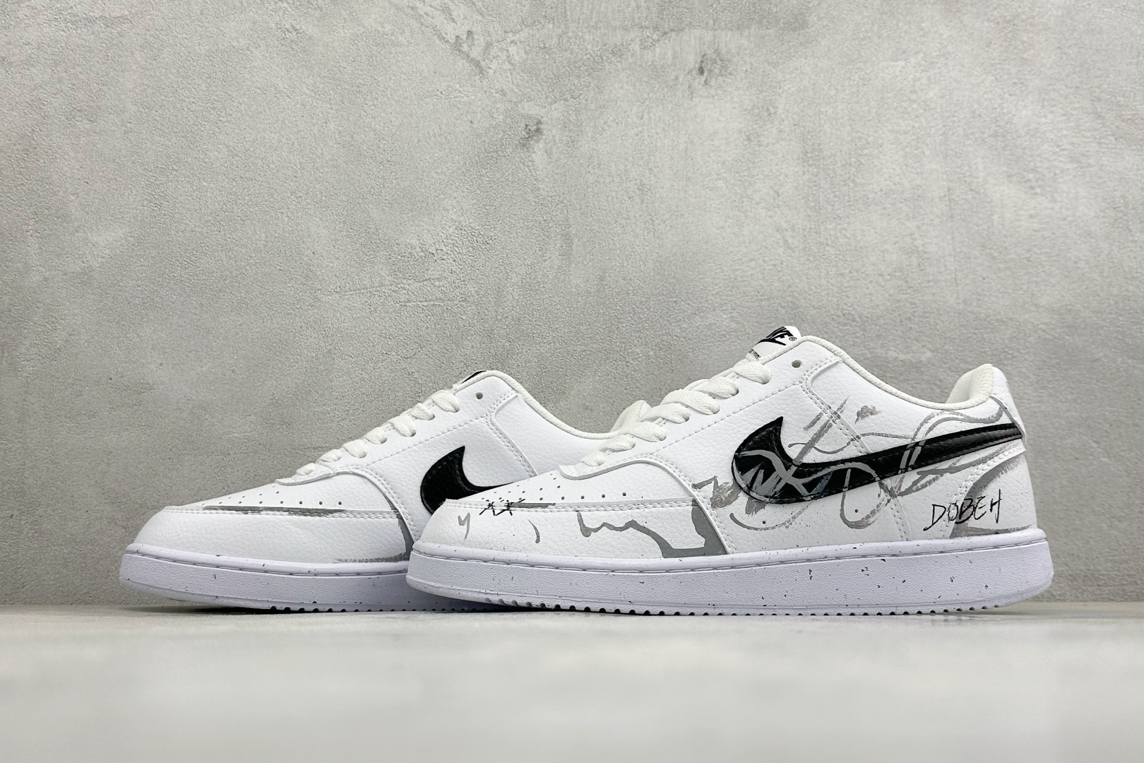 Nike Court Vision Low 手绘涂鸦 休闲运动板鞋 低帮百搭透气休闲运动板鞋，经典耐用的设计，兼顾舒适脚