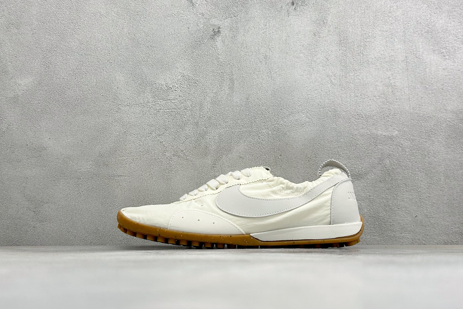 TG版Jacquemus x Nike Moon Shoe SP 网红薄底低帮生活休闲鞋 #鞋面采用柔软的尼龙材质与麂皮