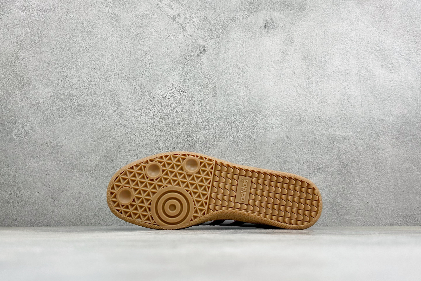 Adidas三叶草SAMBA OG 休闲板鞋 该鞋款鞋面采用多种材料拼接(缝/车线) Superstar系列又备受众多滑 Adidas三叶草SAMBA OG 休闲板鞋 该鞋款鞋面采用多种材料拼接(缝/车线) Superstar系列又备受众多滑