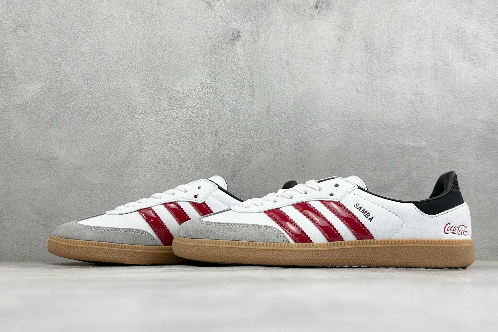 Adidas三叶草SAMBA OG 休闲板鞋 该鞋款鞋面采用多种材料拼接(缝/车线) Superstar系列又备受众多滑 Adidas三叶草SAMBA OG 休闲板鞋 该鞋款鞋面采用多种材料拼接(缝/车线) Superstar系列又备受众多滑