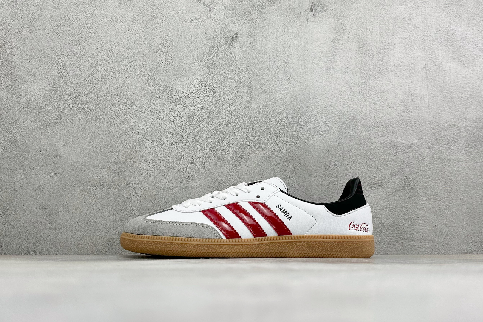 Adidas三叶草SAMBA OG 休闲板鞋 该鞋款鞋面采用多种材料拼接(缝/车线) Superstar系列又备受众多滑
