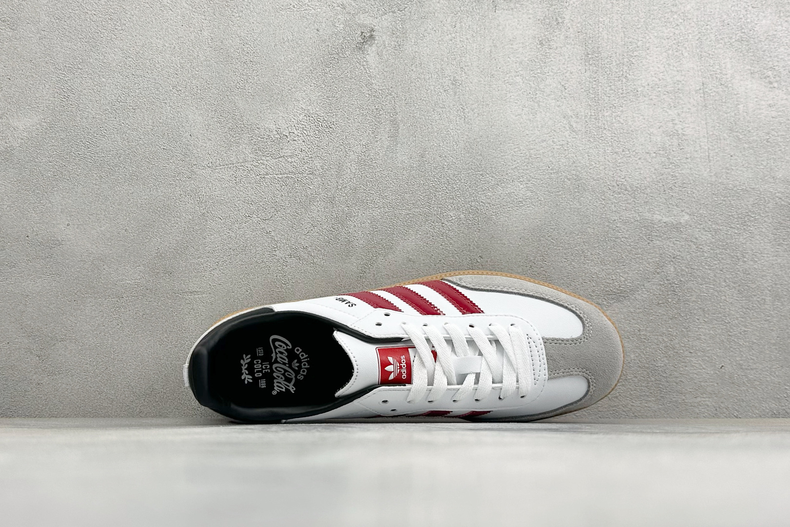 Adidas三叶草SAMBA OG 休闲板鞋 该鞋款鞋面采用多种材料拼接(缝/车线) Superstar系列又备受众多滑 Adidas三叶草SAMBA OG 休闲板鞋 该鞋款鞋面采用多种材料拼接(缝/车线) Superstar系列又备受众多滑