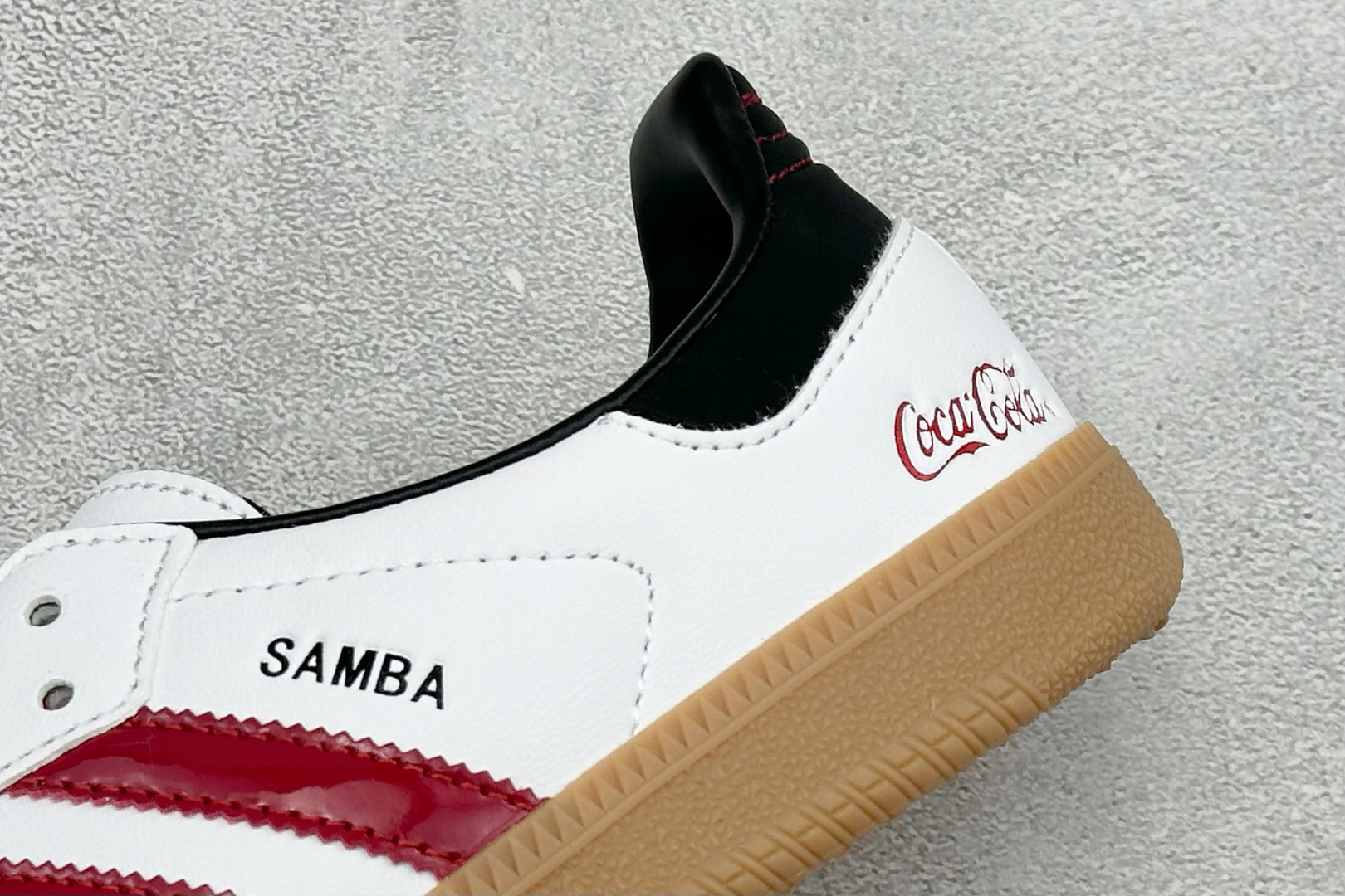 Adidas三叶草SAMBA OG 休闲板鞋 该鞋款鞋面采用多种材料拼接(缝/车线) Superstar系列又备受众多滑 Adidas三叶草SAMBA OG 休闲板鞋 该鞋款鞋面采用多种材料拼接(缝/车线) Superstar系列又备受众多滑