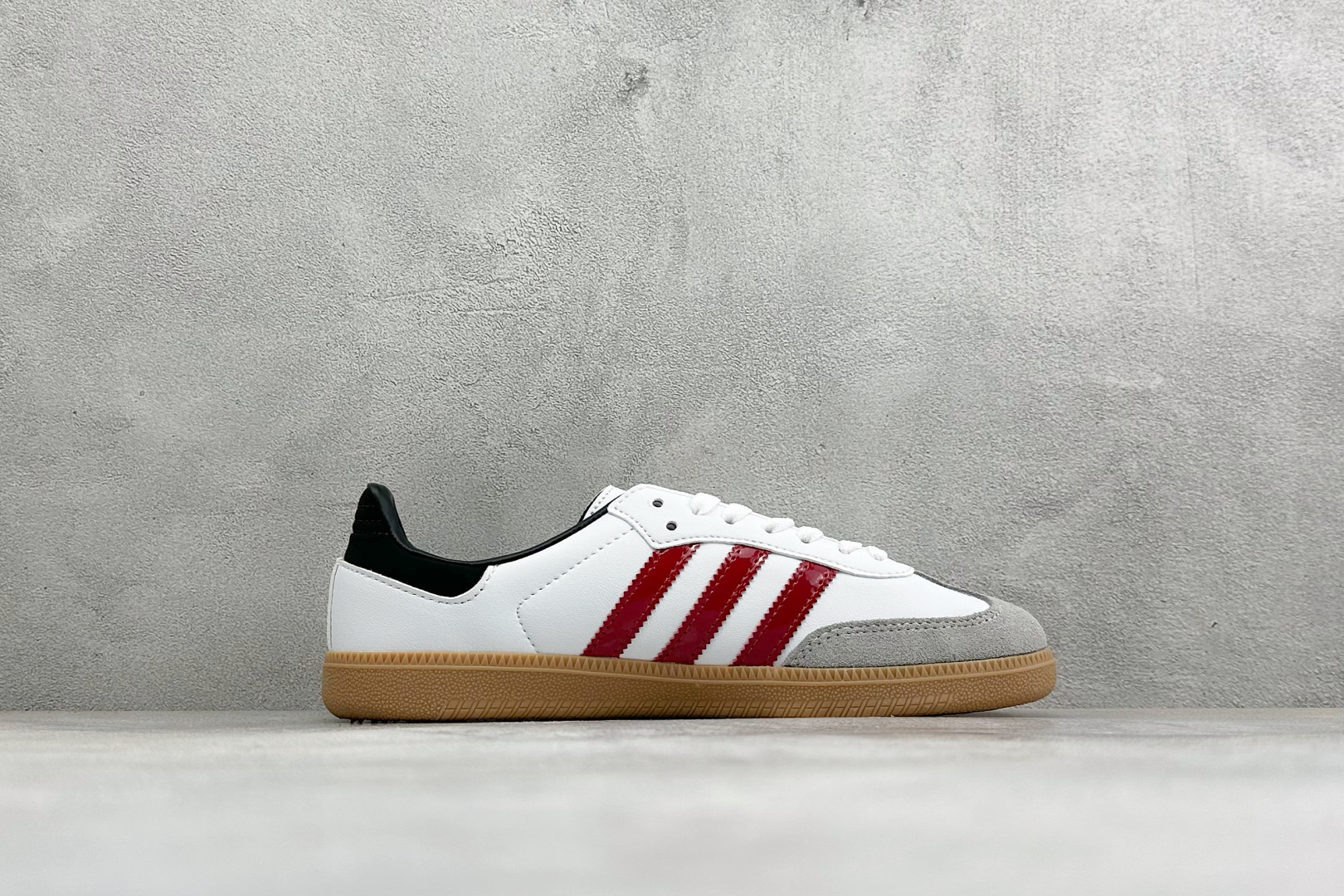 Adidas三叶草SAMBA OG 休闲板鞋 该鞋款鞋面采用多种材料拼接(缝/车线) Superstar系列又备受众多滑 Adidas三叶草SAMBA OG 休闲板鞋 该鞋款鞋面采用多种材料拼接(缝/车线) Superstar系列又备受众多滑