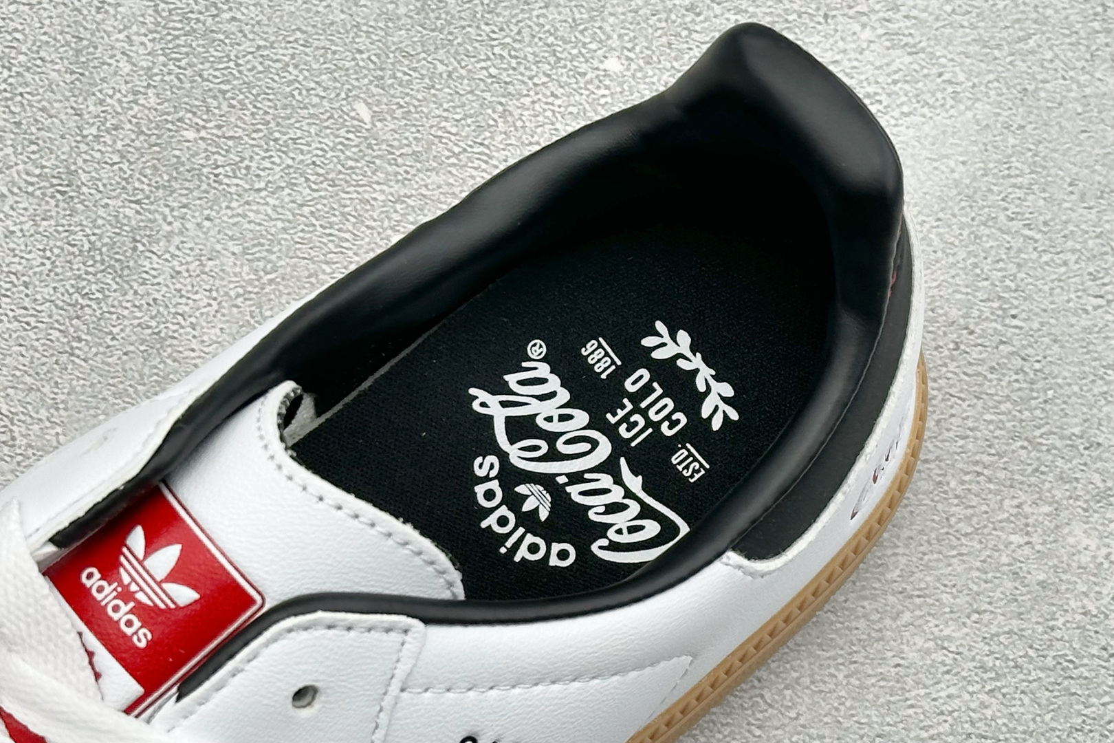 Adidas三叶草SAMBA OG 休闲板鞋 该鞋款鞋面采用多种材料拼接(缝/车线) Superstar系列又备受众多滑 Adidas三叶草SAMBA OG 休闲板鞋 该鞋款鞋面采用多种材料拼接(缝/车线) Superstar系列又备受众多滑