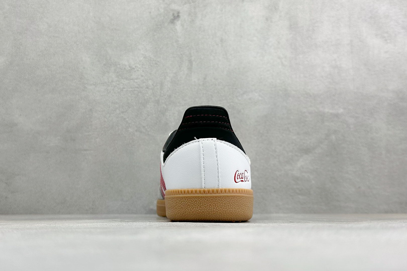 Adidas三叶草SAMBA OG 休闲板鞋 该鞋款鞋面采用多种材料拼接(缝/车线) Superstar系列又备受众多滑 Adidas三叶草SAMBA OG 休闲板鞋 该鞋款鞋面采用多种材料拼接(缝/车线) Superstar系列又备受众多滑