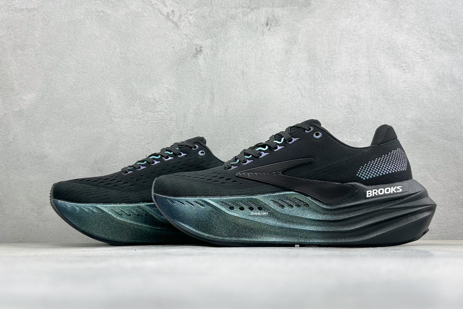 Brooks 布鲁克斯Glycerin Max 2 超级甘油 厚底马拉松缓震跑鞋 该鞋以厚实的中底和高分子注氮技术为特点