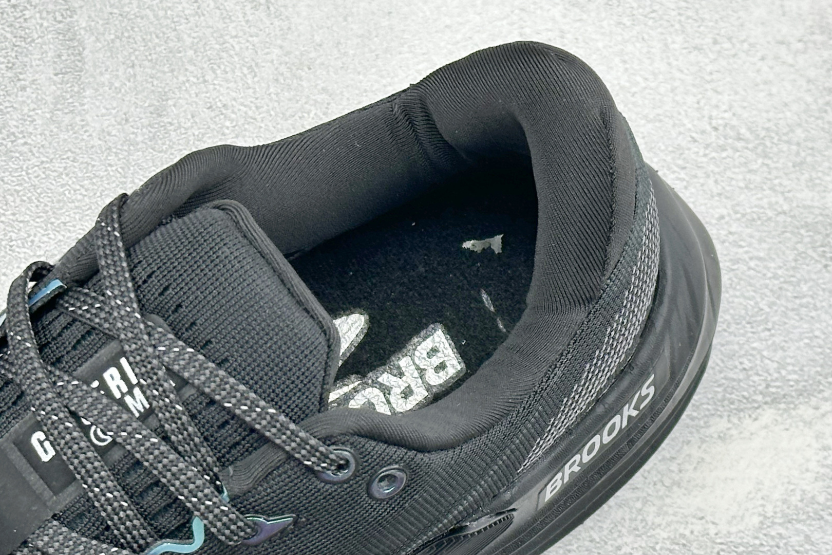 Brooks 布鲁克斯Glycerin Max 2 超级甘油 厚底马拉松缓震跑鞋 该鞋以厚实的中底和高分子注氮技术为特点