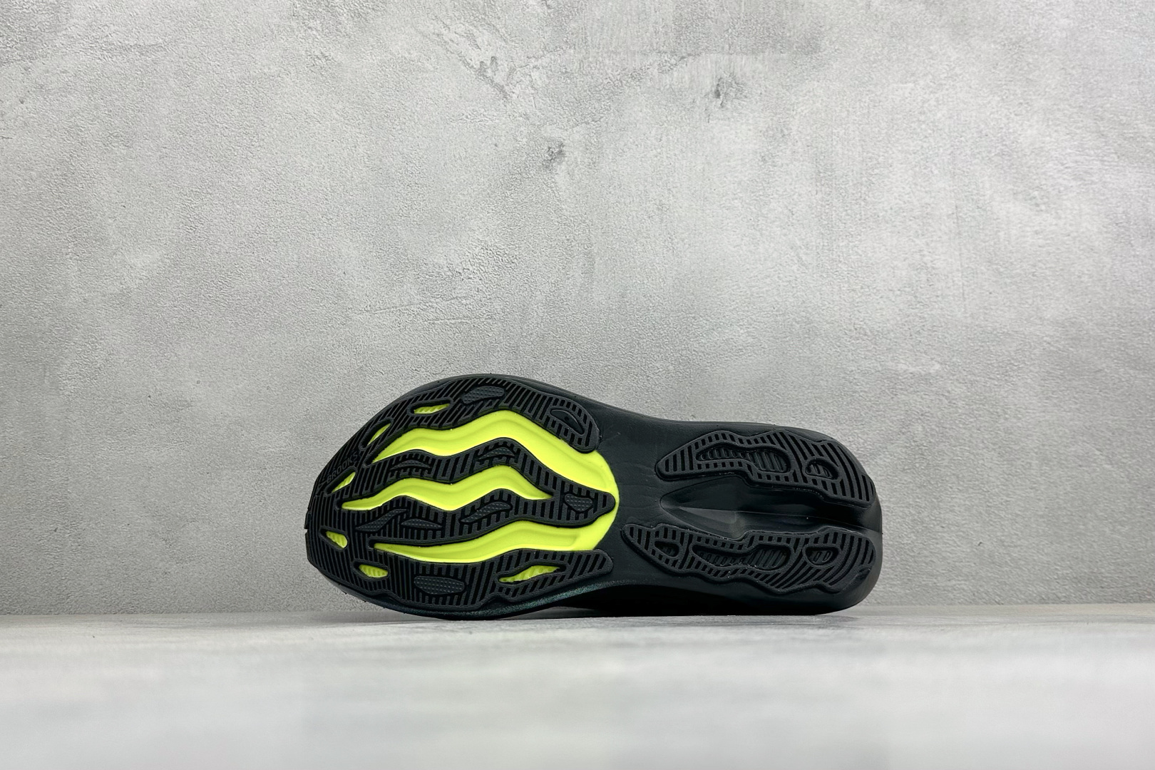 Brooks 布鲁克斯Glycerin Max 2 超级甘油 厚底马拉松缓震跑鞋 该鞋以厚实的中底和高分子注氮技术为特点