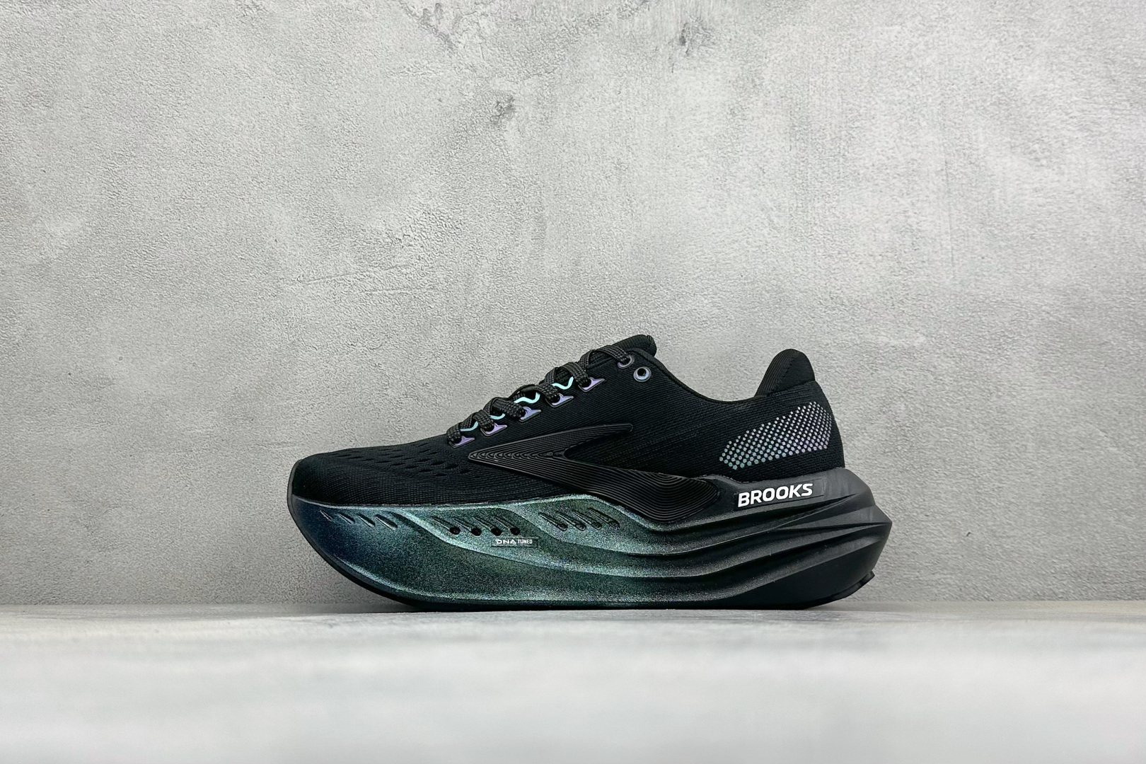 Brooks 布鲁克斯Glycerin Max 2 超级甘油 厚底马拉松缓震跑鞋 该鞋以厚实的中底和高分子注氮技术为特点