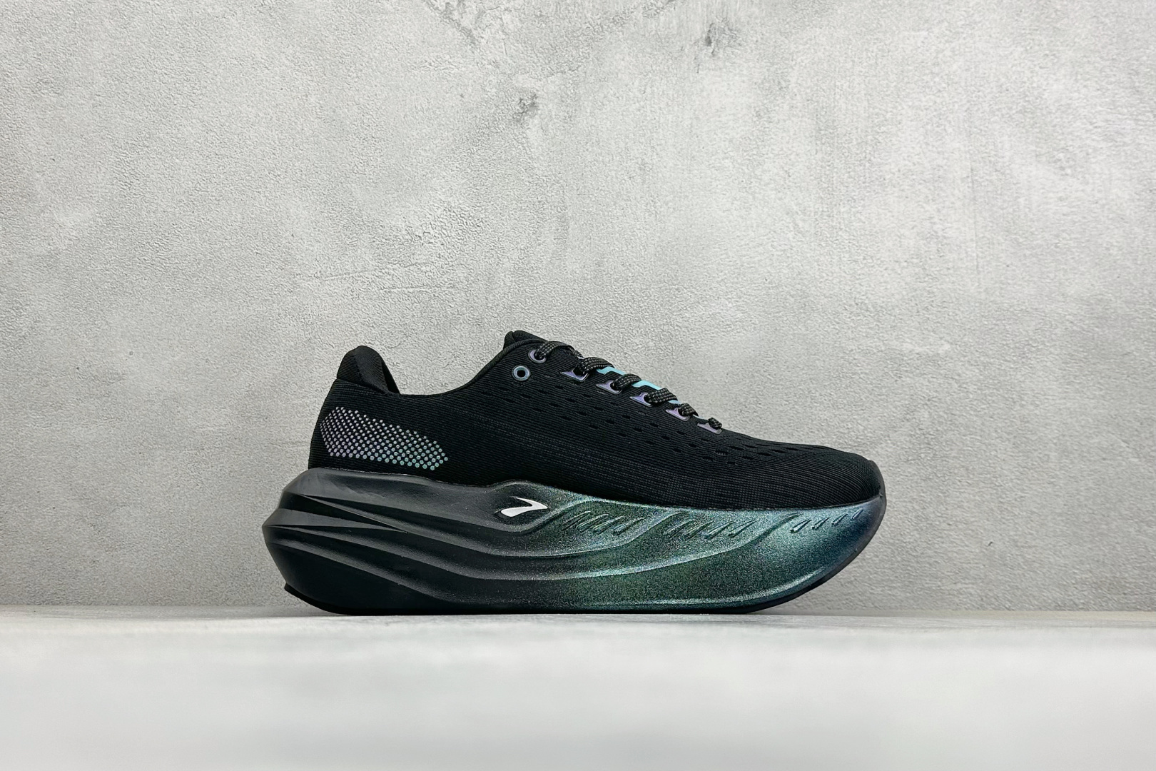 Brooks 布鲁克斯Glycerin Max 2 超级甘油 厚底马拉松缓震跑鞋 该鞋以厚实的中底和高分子注氮技术为特点