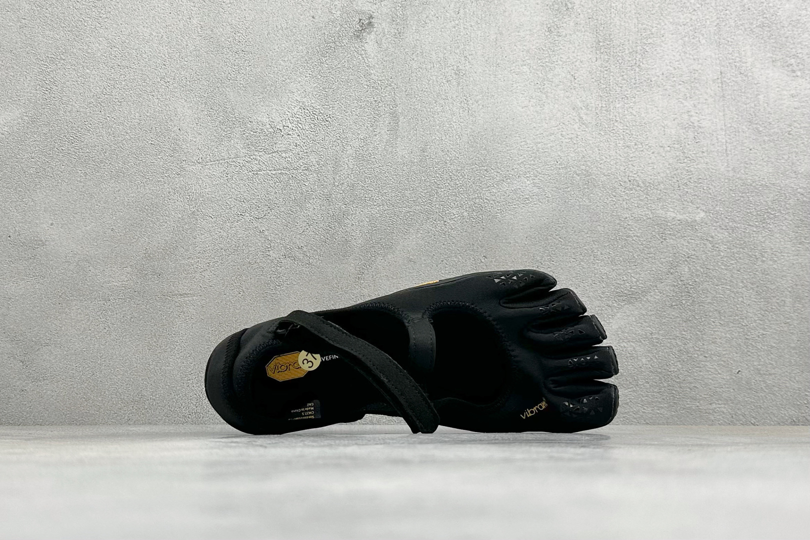 小众宝藏五指瑜伽鞋🤍 Vibram V-Soul 分趾玛丽珍五指鞋 魔术贴绑带设计，贴合脚型不掉跟 零落差薄底，模拟赤足