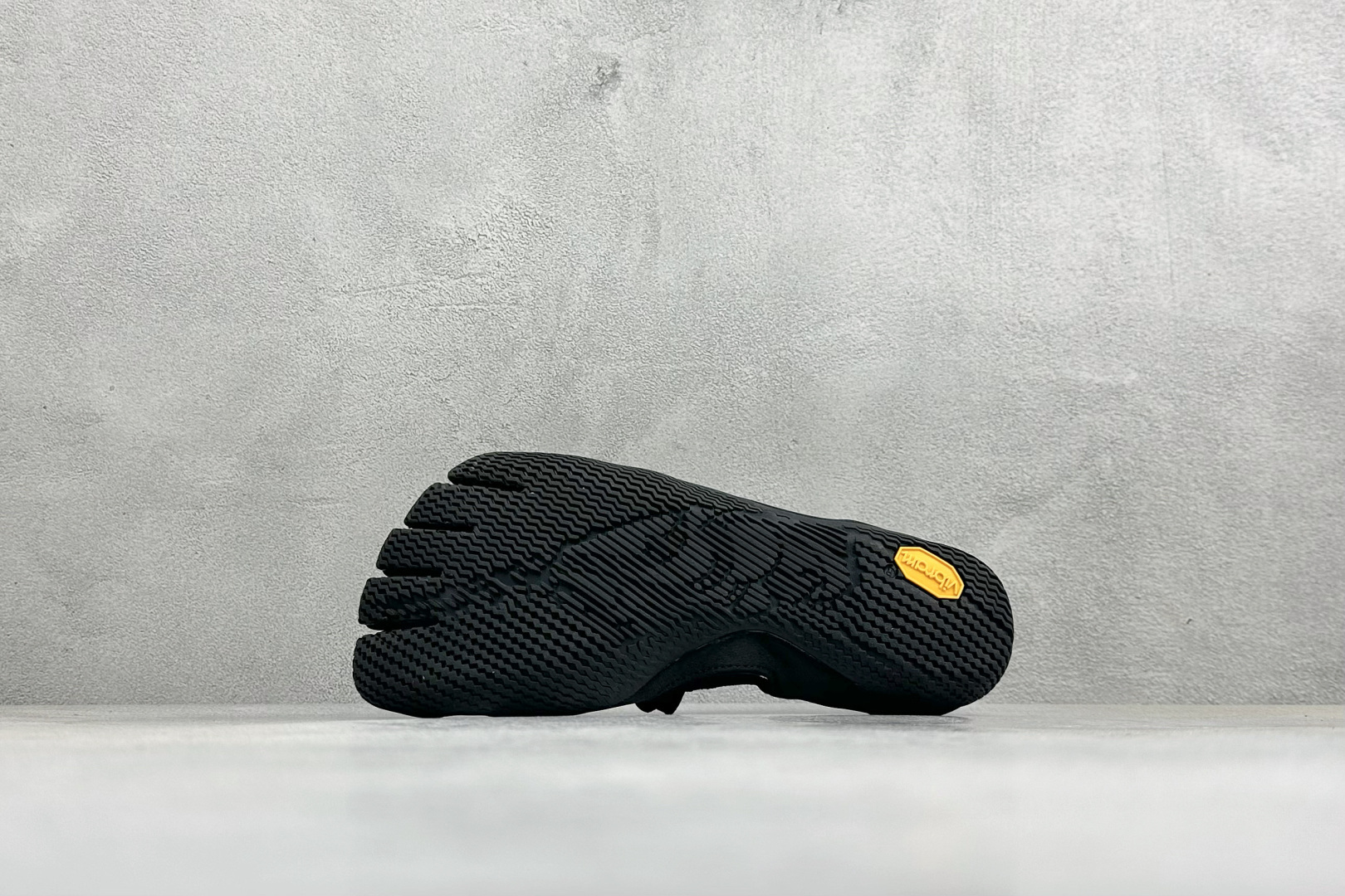 小众宝藏五指瑜伽鞋🤍 Vibram V-Soul 分趾玛丽珍五指鞋 魔术贴绑带设计，贴合脚型不掉跟 零落差薄底，模拟赤足