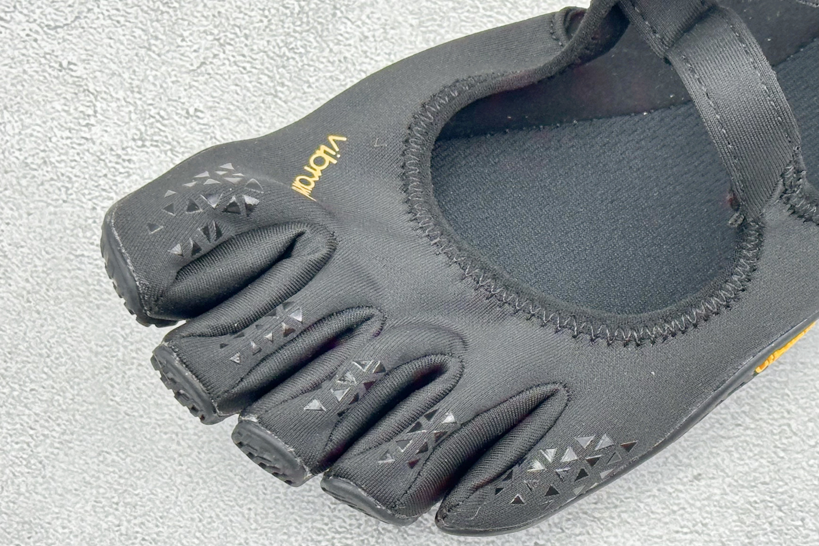 小众宝藏五指瑜伽鞋🤍 Vibram V-Soul 分趾玛丽珍五指鞋 魔术贴绑带设计，贴合脚型不掉跟 零落差薄底，模拟赤足