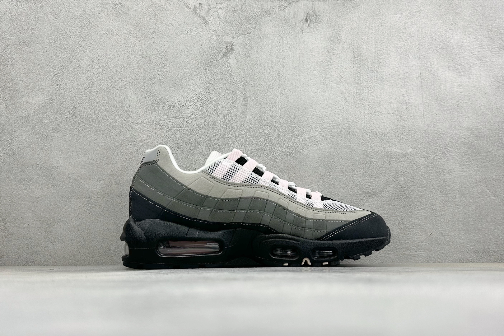 GS版NIKE AIR MAX 95 TT 气垫复古百搭休闲运动跑鞋 这双鞋采用前脚掌开窗式气垫 这种设计在当时是前所未 GS版NIKE AIR MAX 95 TT 气垫复古百搭休闲运动跑鞋 这双鞋采用前脚掌开窗式气垫 这种设计在当时是前所未