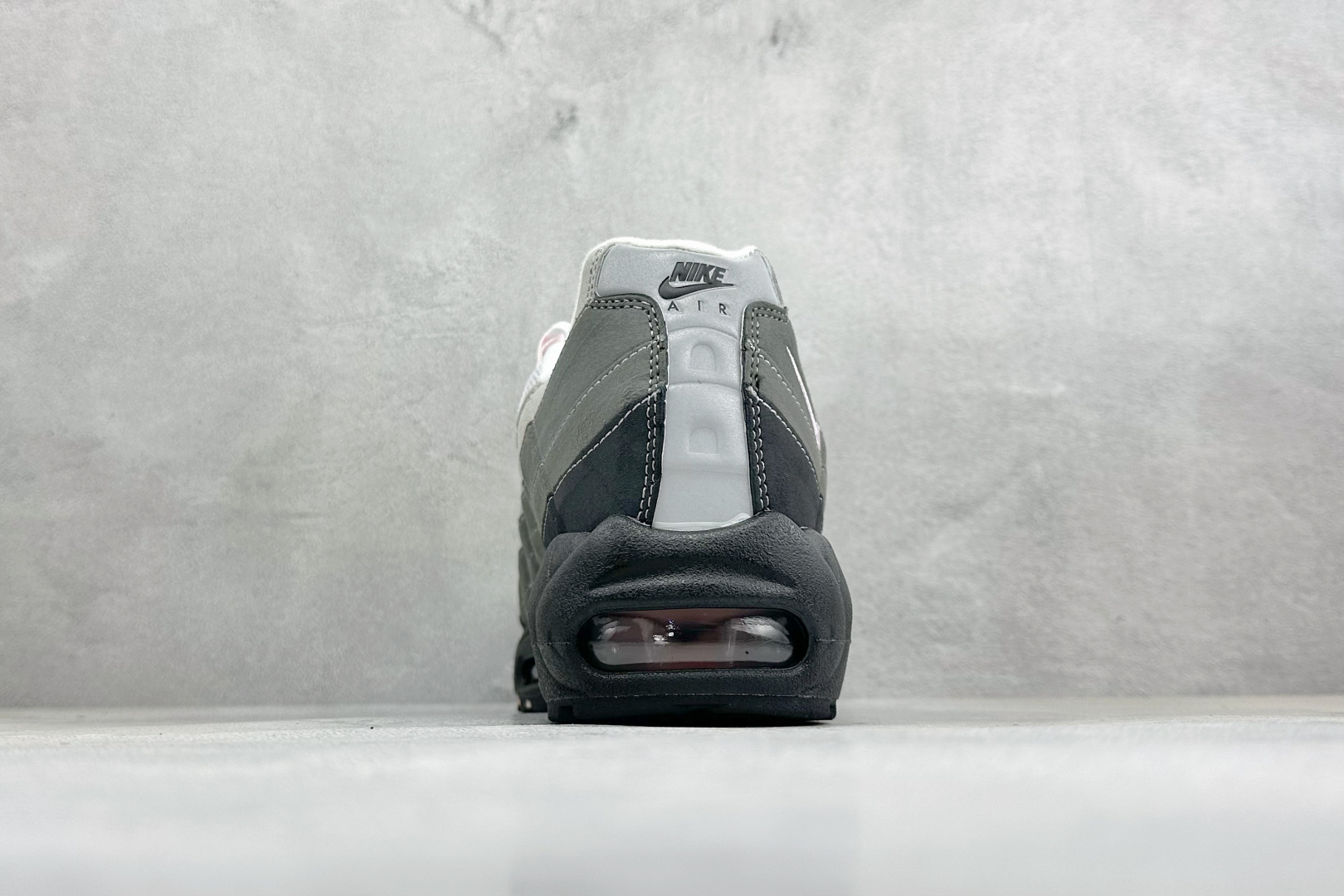 GS版NIKE AIR MAX 95 TT 气垫复古百搭休闲运动跑鞋 这双鞋采用前脚掌开窗式气垫 这种设计在当时是前所未 GS版NIKE AIR MAX 95 TT 气垫复古百搭休闲运动跑鞋 这双鞋采用前脚掌开窗式气垫 这种设计在当时是前所未