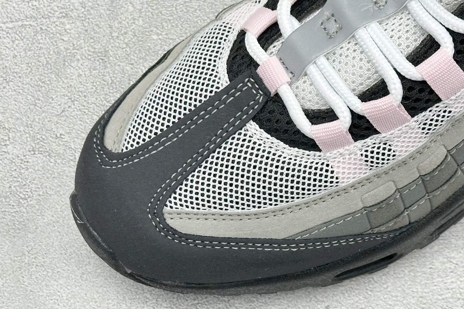 GS版NIKE AIR MAX 95 TT 气垫复古百搭休闲运动跑鞋 这双鞋采用前脚掌开窗式气垫 这种设计在当时是前所未 GS版NIKE AIR MAX 95 TT 气垫复古百搭休闲运动跑鞋 这双鞋采用前脚掌开窗式气垫 这种设计在当时是前所未
