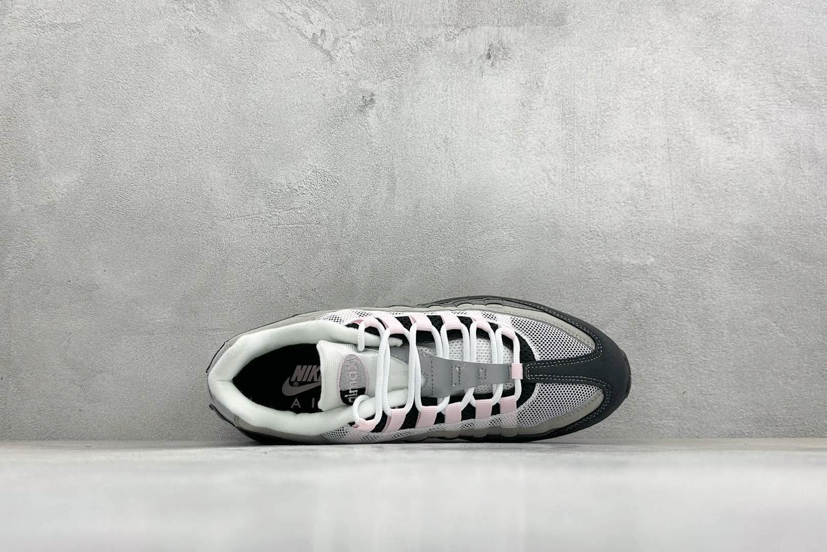 GS版NIKE AIR MAX 95 TT 气垫复古百搭休闲运动跑鞋 这双鞋采用前脚掌开窗式气垫 这种设计在当时是前所未 GS版NIKE AIR MAX 95 TT 气垫复古百搭休闲运动跑鞋 这双鞋采用前脚掌开窗式气垫 这种设计在当时是前所未